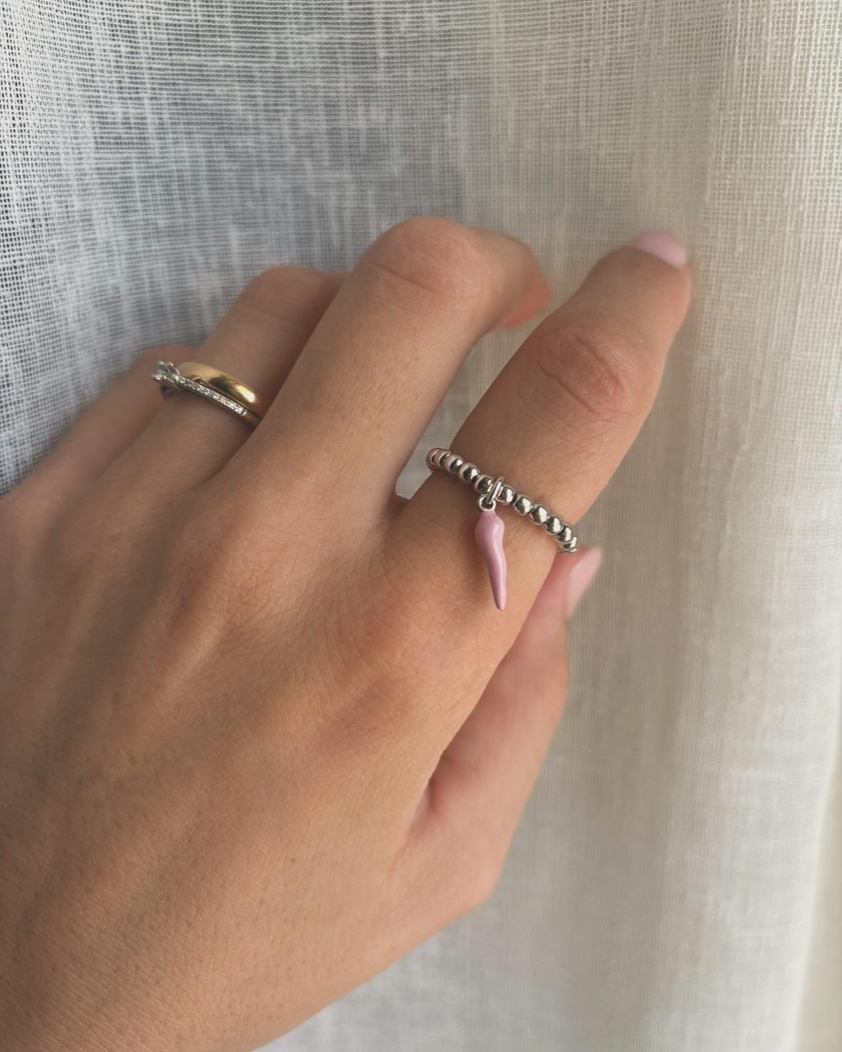 Anello elastico microsfere e ciondolo portafortuna