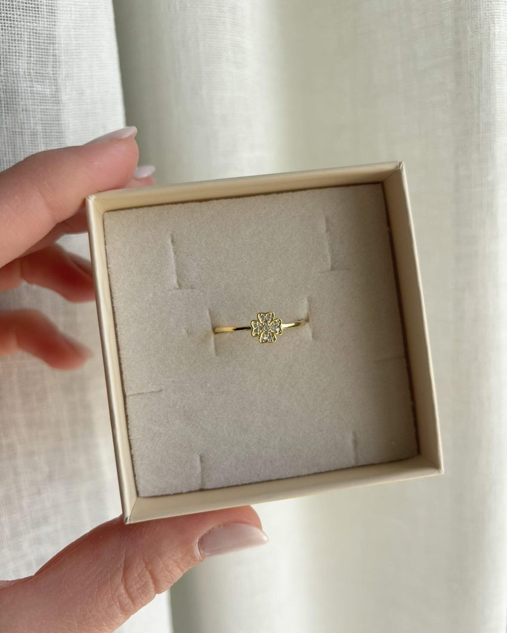 Anello con quadrifoglio zirconato