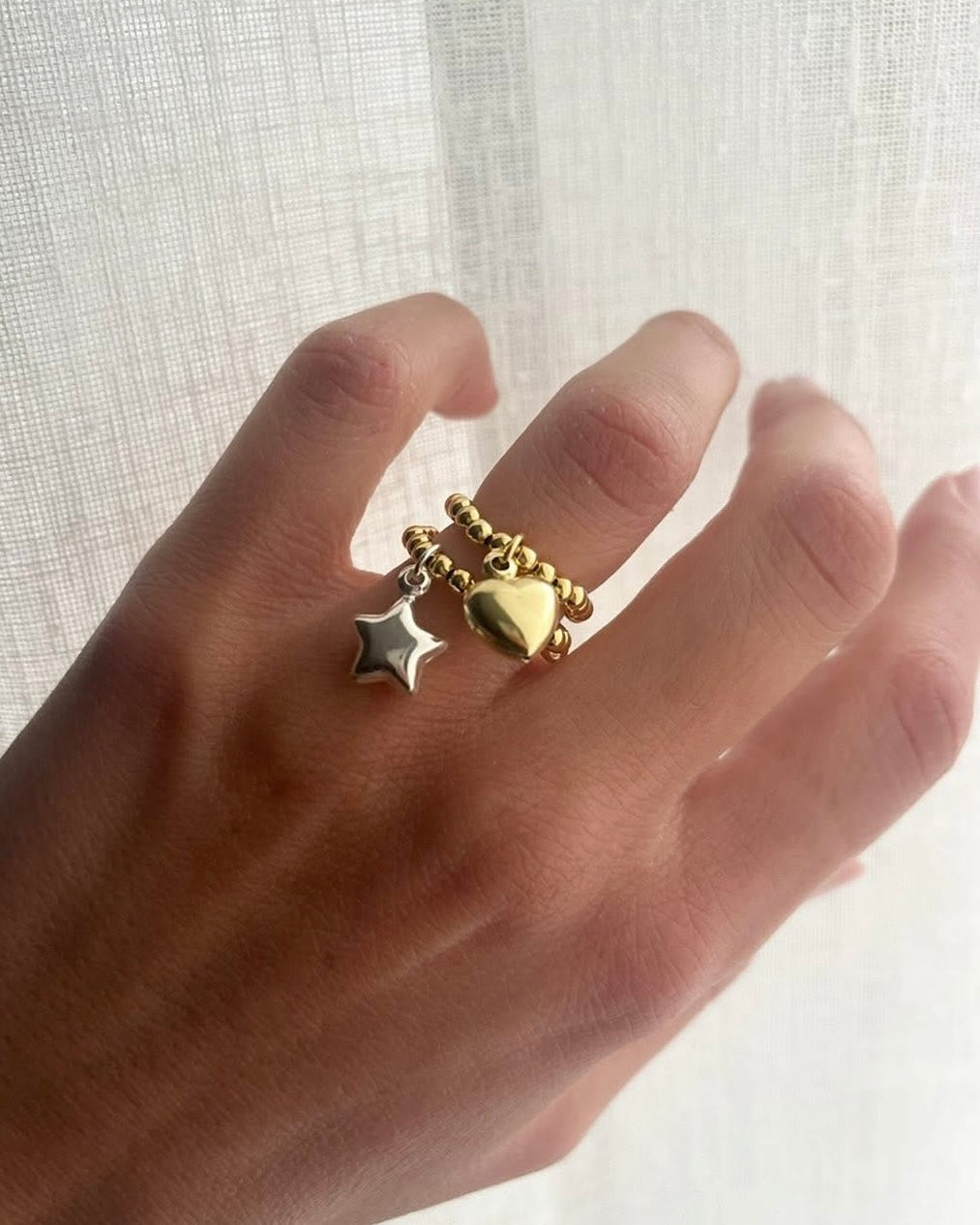 Anello elastico microsfere con ciondolo bombato