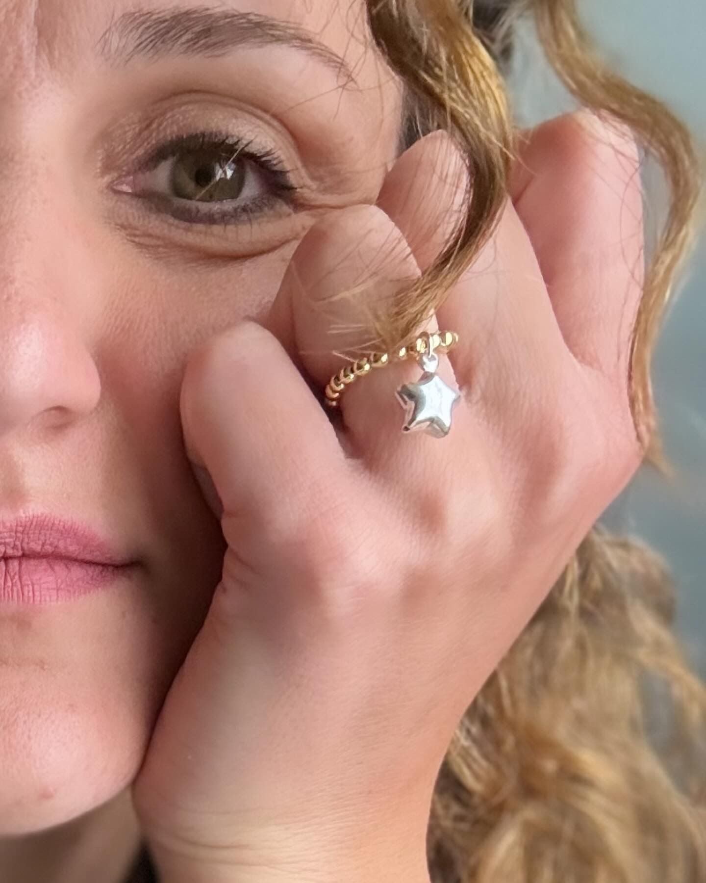 Anello elastico microsfere con ciondolo bombato