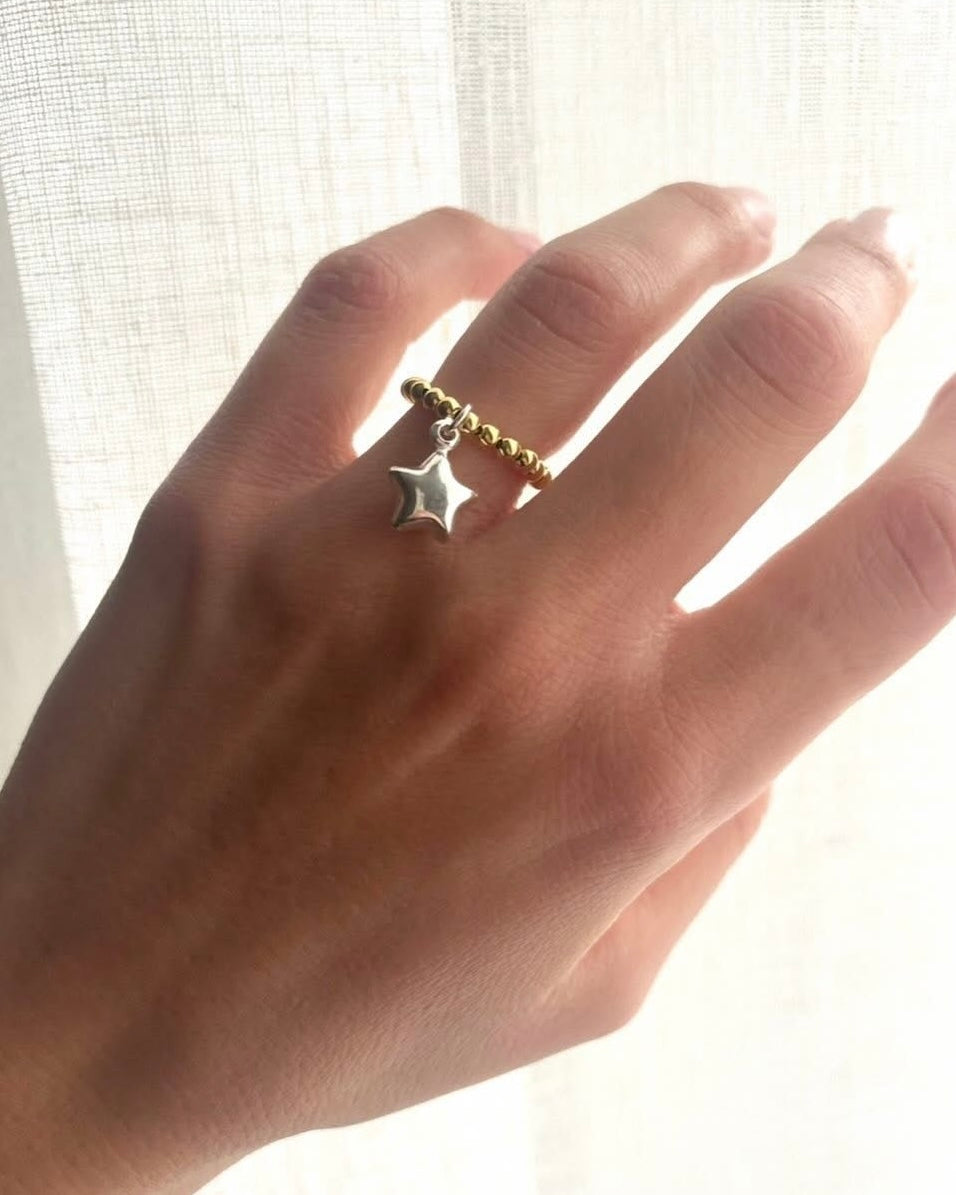 Anello elastico microsfere con ciondolo bombato