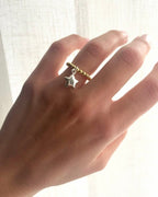 Anello elastico microsfere con ciondolo bombato