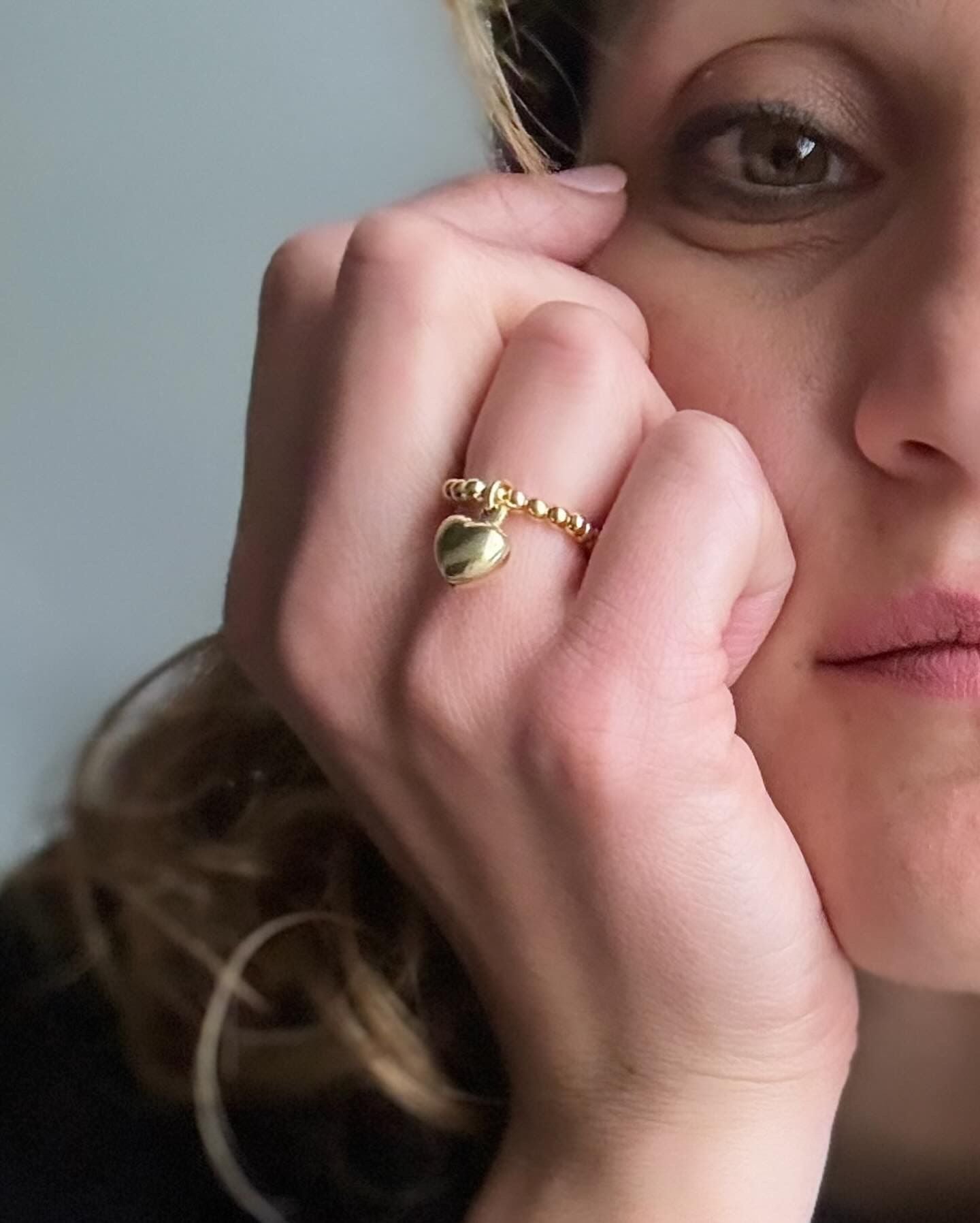 Anello elastico microsfere con ciondolo bombato