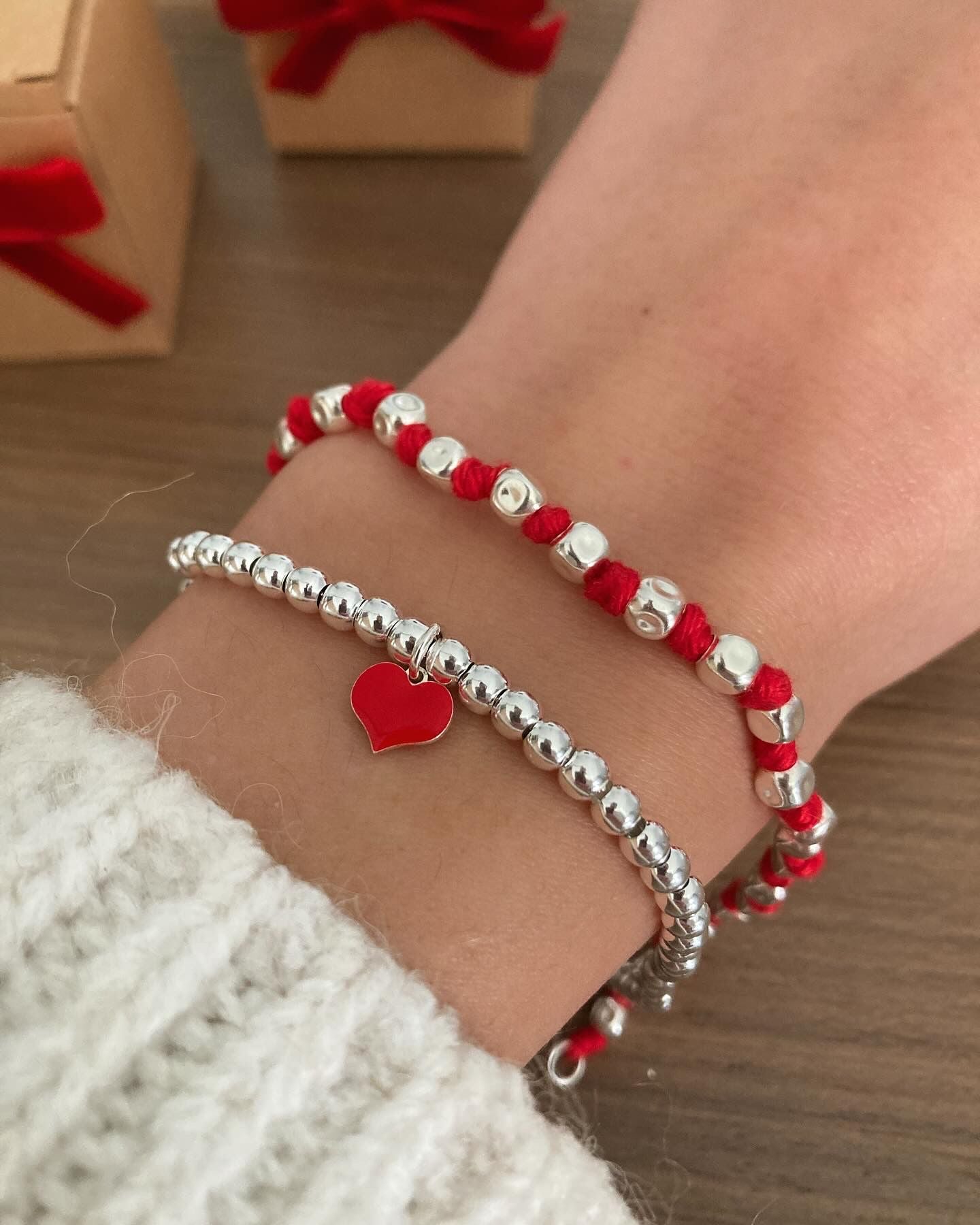 Bracciale sfere e cuore rosso