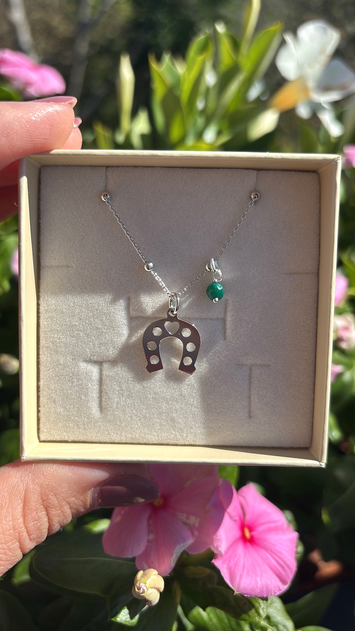 Collana ferro di cavallo e pietrina verde