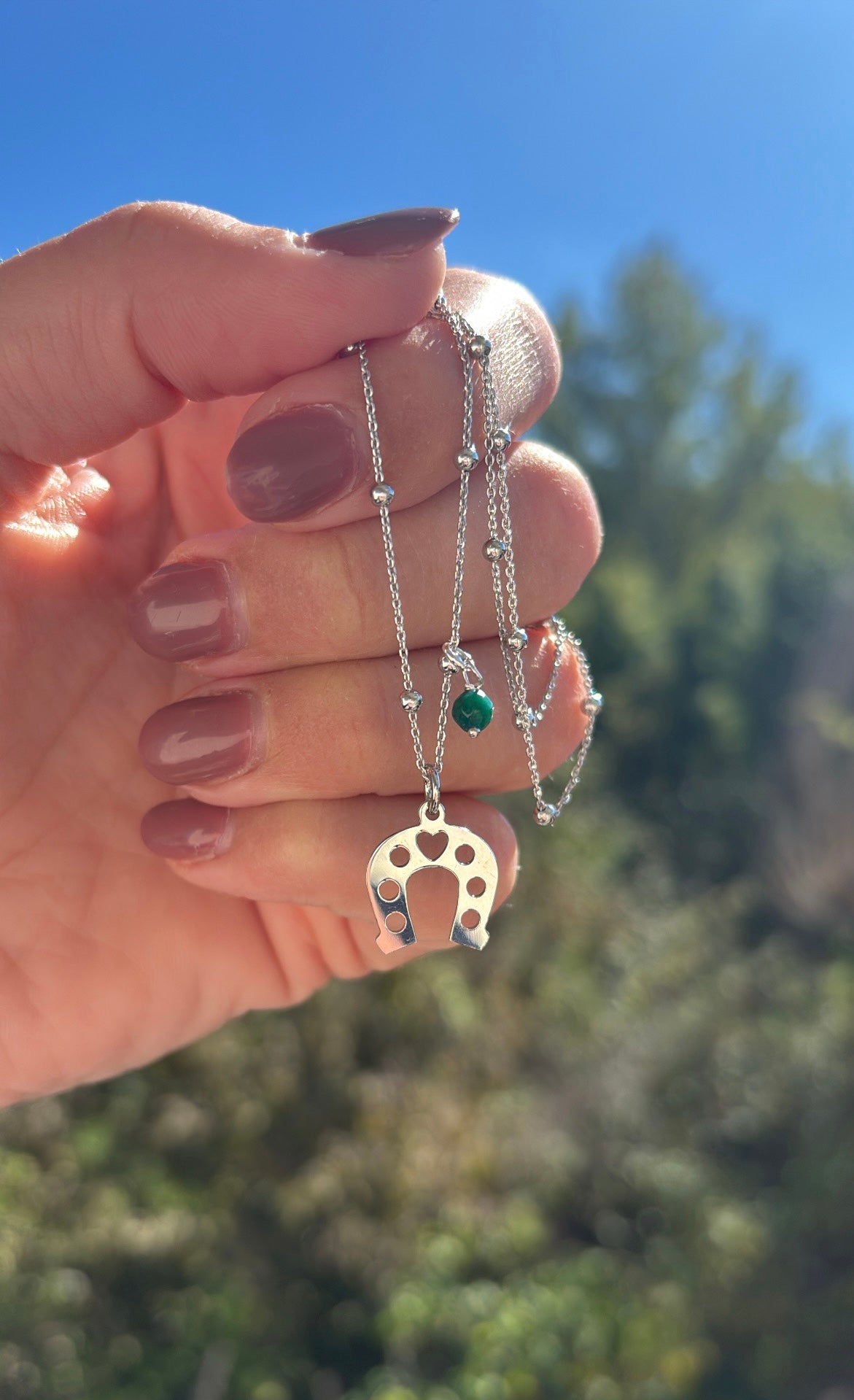 Collana ferro di cavallo e pietrina verde