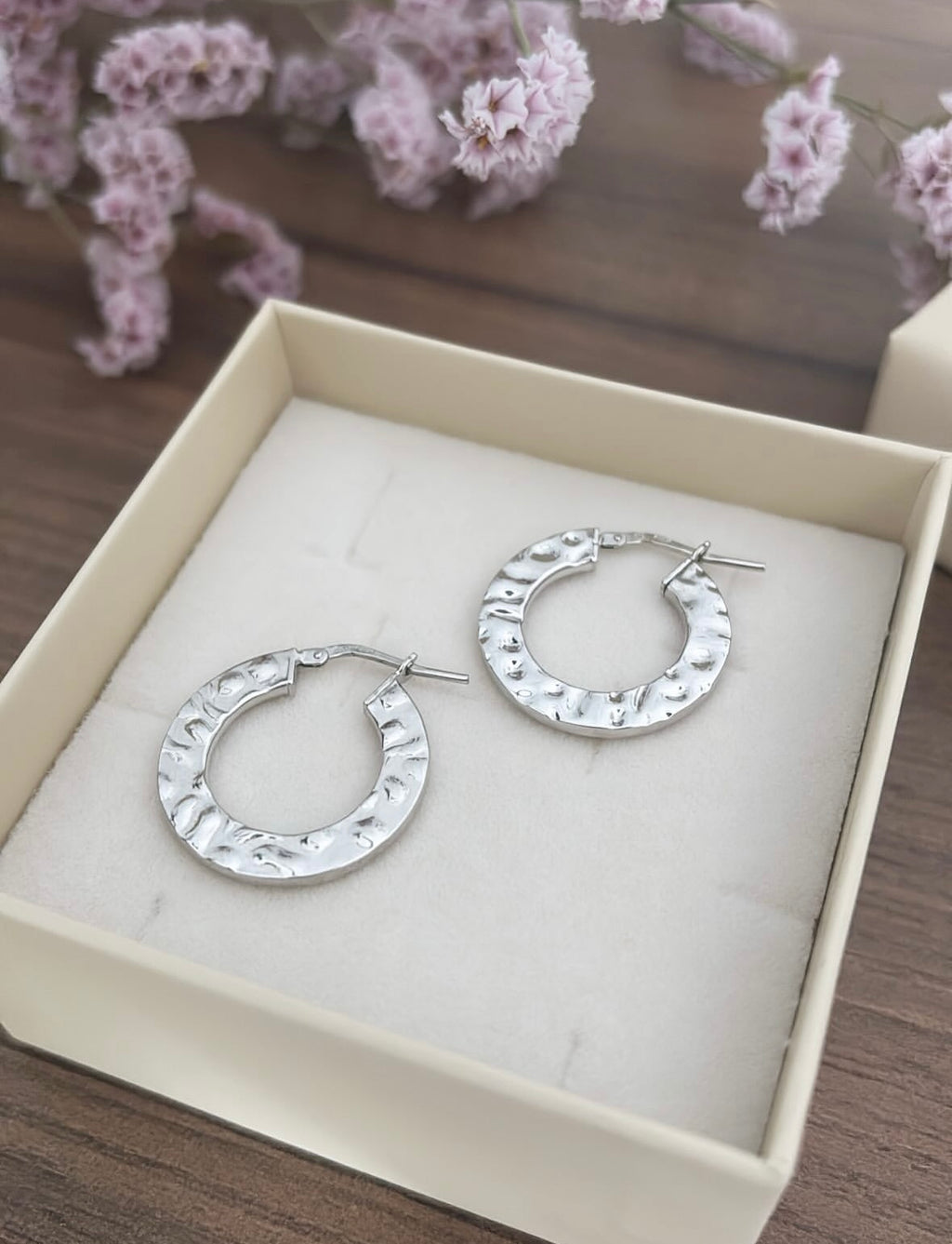 Orecchini cerchio piatto martellato