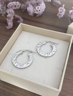 Orecchini cerchio piatto martellato