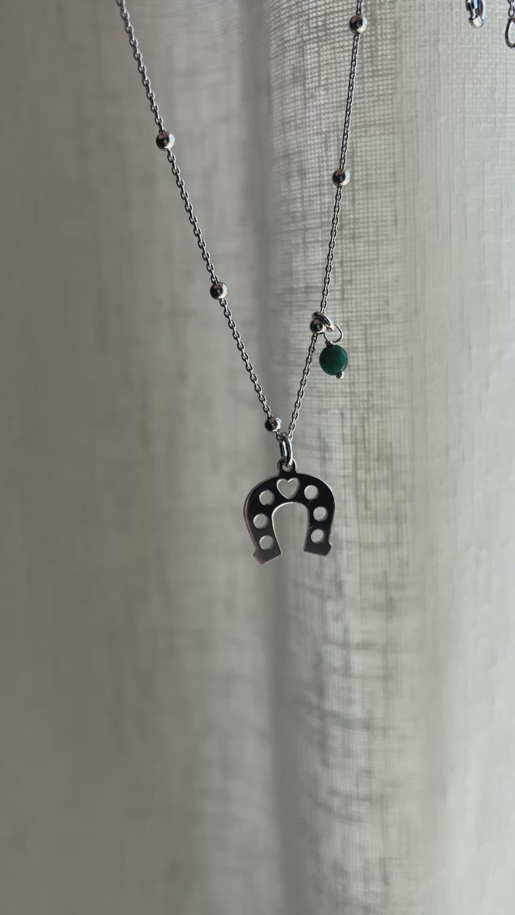 Collana ferro di cavallo e pietrina verde