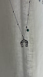 Collana ferro di cavallo e pietrina verde